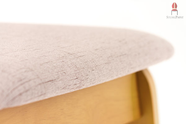 Die weit gezogene weiche und schöne Sitzpolsterung lädt zum Verweilen und gemütlichem Sitzen ein