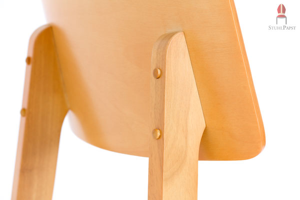 Feste optisch abgestimmte Verschraubungen am Rückenteil sorgen für weiteren Halt