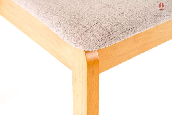 Fließend vereinen sich die Elemente Holz und Stoff miteinander und bilden eine stilsichere Einheit