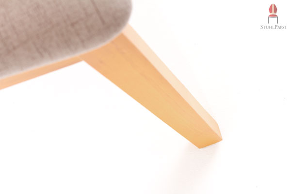 Stabile Holzbeine sind ein fester Bestandteil der belastbaren und robusten Gesamtkonstruktion