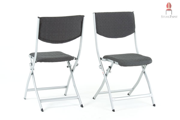 Praktischer Klappstuhl mit Polsterung des Rücken- und Sitzbereiches