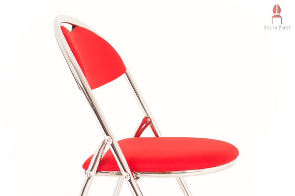 Der Klappstuhl For.tuna deLux kombiniert komfortables Sitzen mit platzsparender Aufbewahrung