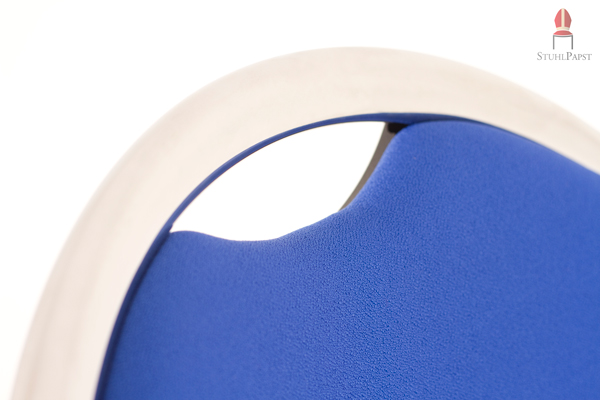 Die Klappstühle verfügen an den gepolsterten Rückenlehnen über einen praktischen Tragegriff