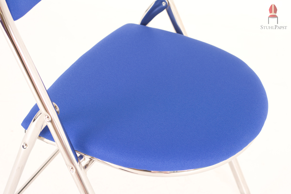 Die komfortabel gepolsterten Sitzflächen sind strapazierfähig und pflegeleicht