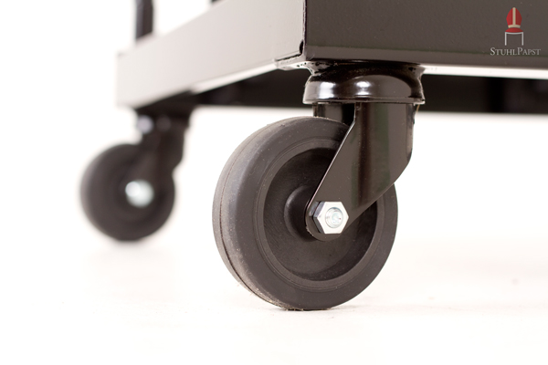 Solide und leicht laufende Rollen ermöglichen einen problemlosen Stuhltransport
