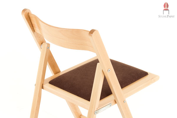 Warme Farbkombination aus Buche und braunem Polster