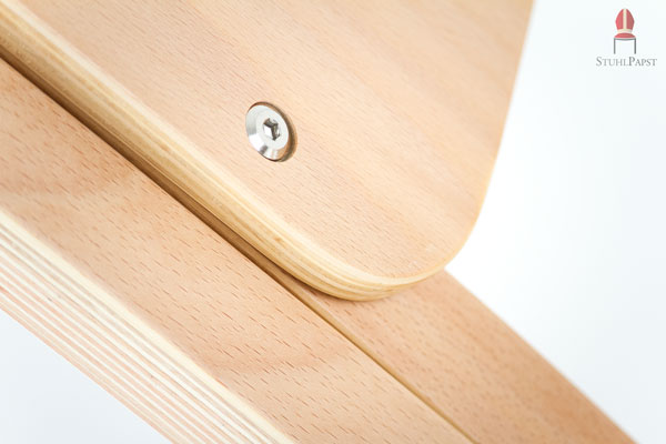 Alle Elemente werden fest verschraubt und somit zu einem stabilen Stuhl vereint