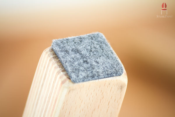 Schoner an den Füßen sorgen für Schutz vor Kratzern am Stuhl und Boden