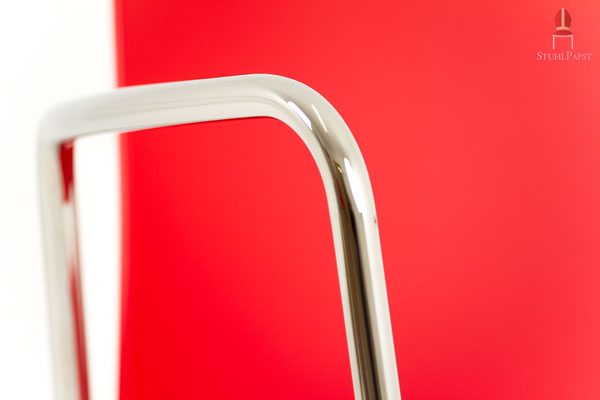 Das hochglanzverchromte Stahlrohr bildet einen schönen Kontrast zur Sitzschale