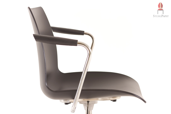 Die elegant geschwungene Sitzschale aus stabilem und pflegeleichtem Kunststoff sieht leicht und schön aus