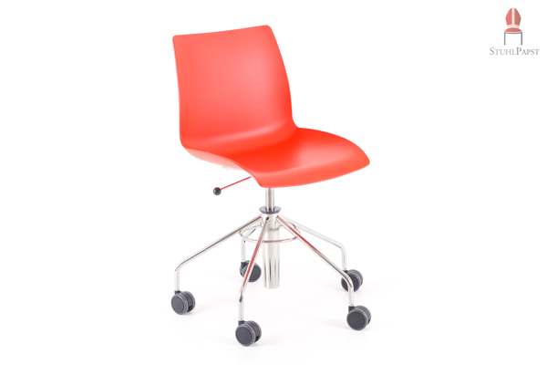 Der Kunststoffschalendrehstuhl Gla.mour D ermöglicht bequemes und flexibles Sitzen