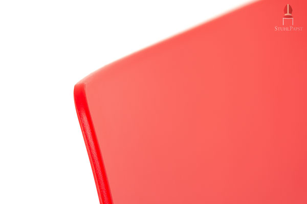 Die dünne Sitzschale sorgt für das leichte Design des Stuhls