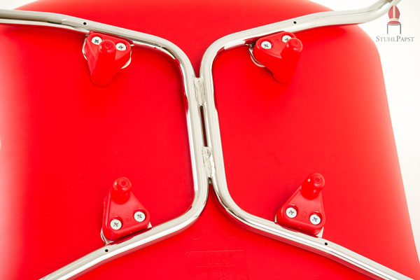 Die Kufen laufen unter dem Sitz zusammen und sind alle miteinander verschweißt