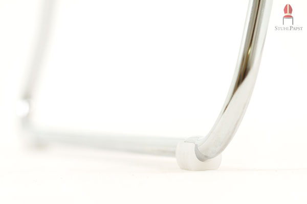 Die Kunststoffgleiter an den Kufen schützen den Boden vor Kratzern