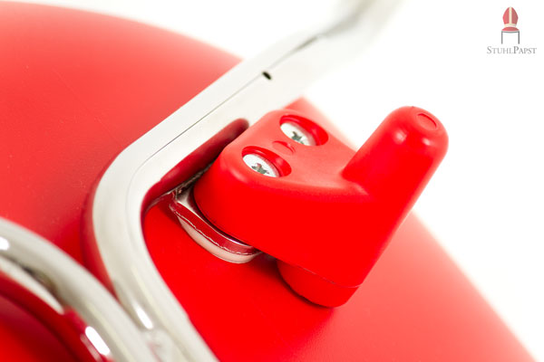 Die Sitzschale ist doppelt mit der Sitzschale verschraubt