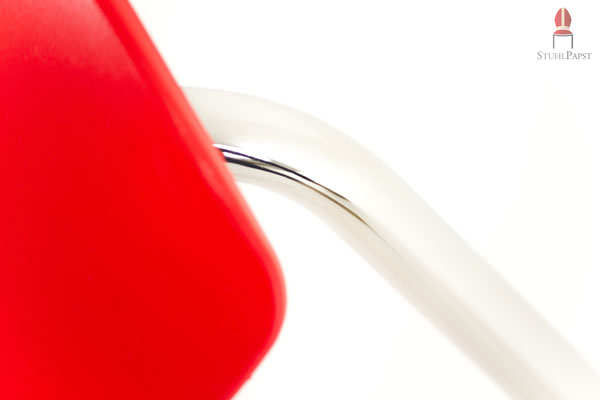 Das kraftvolle Rot und die hochglanzverchromten Stuhlbeine bilden einen angenehmen Kontrast