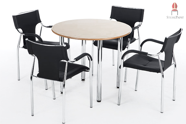 An einem Rundtisch lädt der luxuriöse Armlehnenstuhl zu einer Gesprächsrunde ein