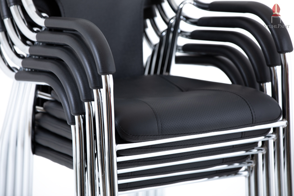 Das edel verchromte Gestell bildet einen Kontrast zum schwarzen Kunstleder