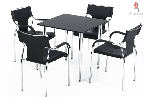 Die stilvollen Armlehnenstühle in Kombination mit einem dunklen Tisch