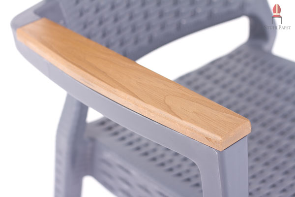 Die Holzimitate werten den Stuhl optisch auf