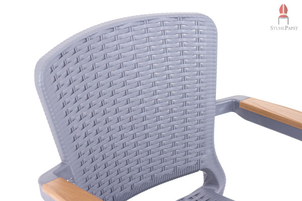 Die Rückenlehne gewinnt mit dem Kunststoffgeflecht enorm an Sitzkomfort