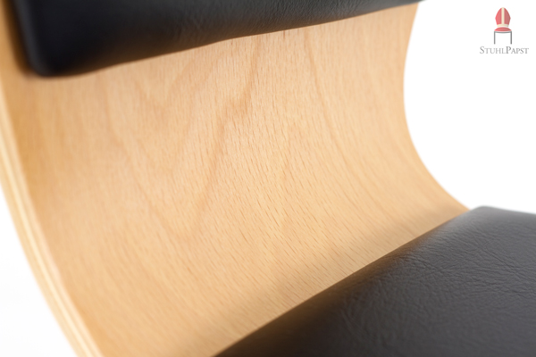 Die gebogene Holzschale ist aus hochwertigem Schichtholz angefertigt