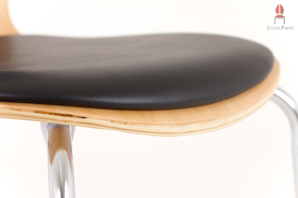 Die Sitzflächen sind bequem gepolstert