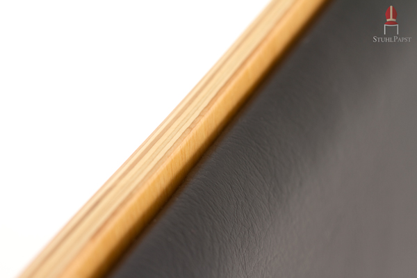 Schichtholz und Kunstleder sind perfekt verbunden