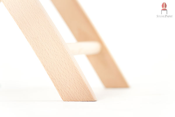 Verstrebungen aus massivem Holz machen den gesamten Aufbau stabil, robust und haltbar