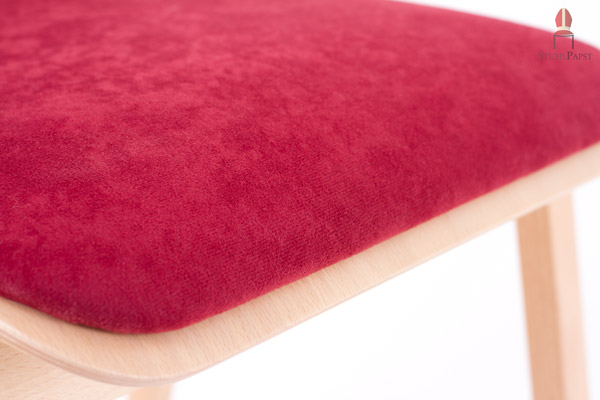 Hor.izont DeLux AL Massivholz Stapelstühle gepolstert hoch stapelbar mit Armlehnen günstig stabil robust preiswert modern mit Griffloch komfortable Polsterung