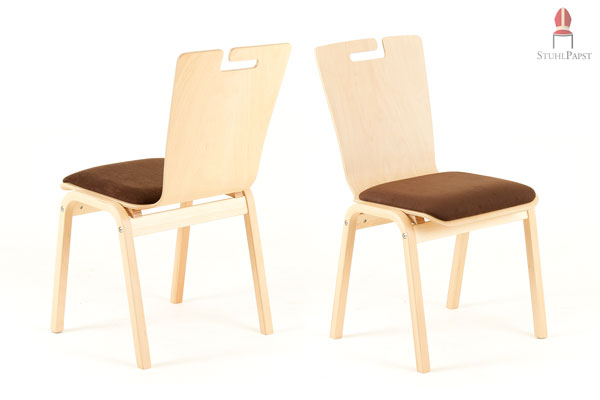 Stapelbare Holzstühle in verschiedenen Ausführungen