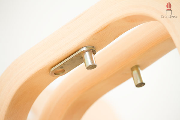 Aufnehmendes Element kann bei Nichtnutzung unter die Armlehne gedreht werden