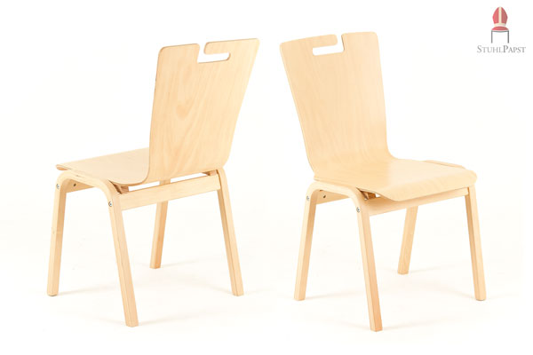 Holzstühle mit Griffmulde zur Taschenaufhängung