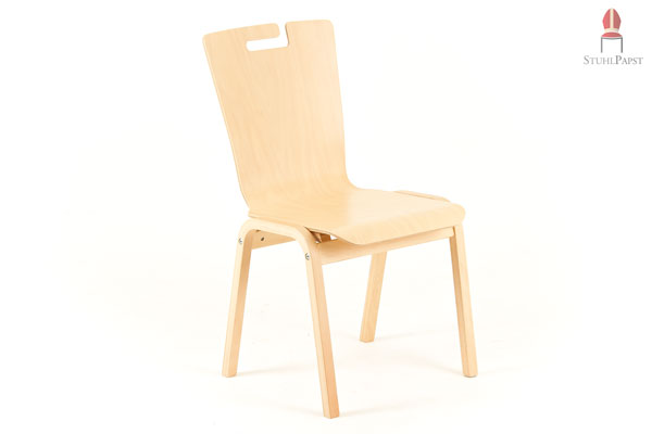 Innovativer Holzschalenstuhl mit Taschenaufhängung