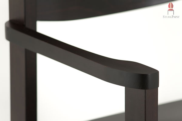 Die Armlehnen wurden schwungvoll und ergonomisch gearbeitet, sodass Sie ein gutes Sitzgefühl haben