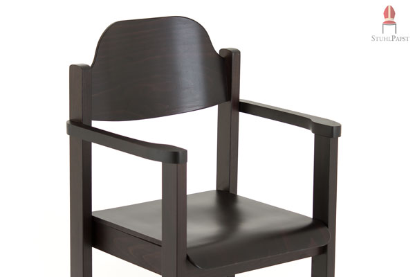 Ein robuster, designverliebter Holzstuhl mit Armlehnen, perfekt für alle Anlässe und Einsätze