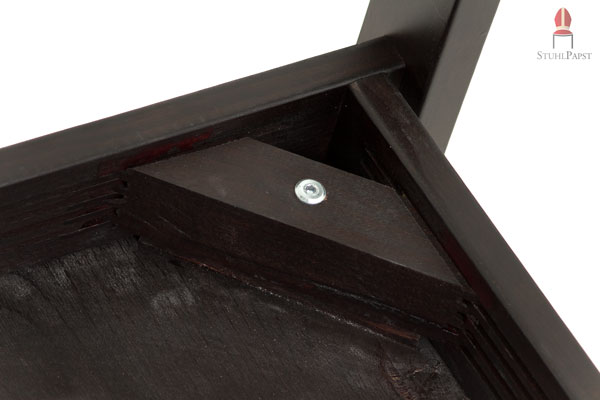 Querstreben unter der Sitzfläche halten die einzelnen Bauteile fest zusammen, das sorgt für Halt