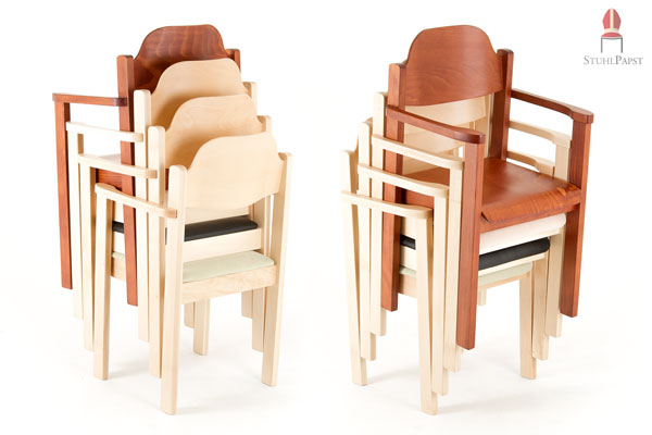 Stapelbare Holzstühle mit Armlehnen sind effizient und platzsparend zugleich