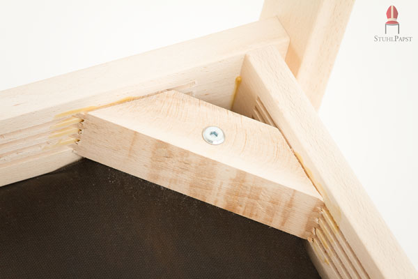 Die Sitzfläche wurde mit diagonalen Massivholzverstrebungen fixiert, verleimt und verschraubt