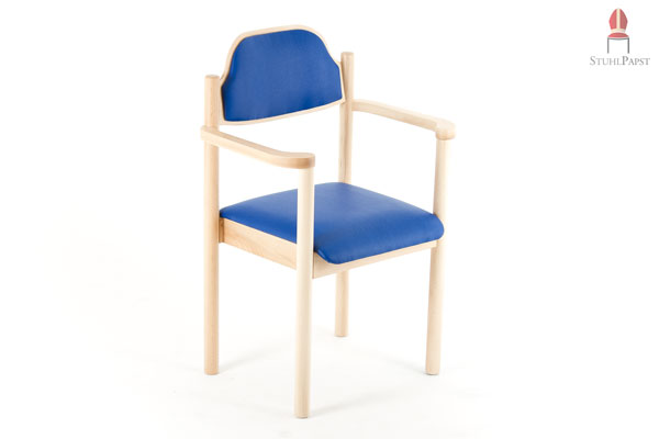 Diese Polsterung in blauknalligem Kunstleder hebt das Stuhlkonzept im schlichtem Design wieder auf