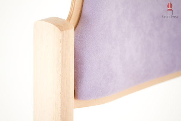 Detailverliebt und durchdacht - Das Holzgestell wurde von Kopf bis Fuß schwungvoll gehalten