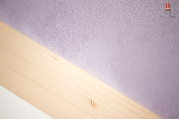 Feine Maserungen im Holzgestell, sorgen für einen natürlichen und heimischen Look