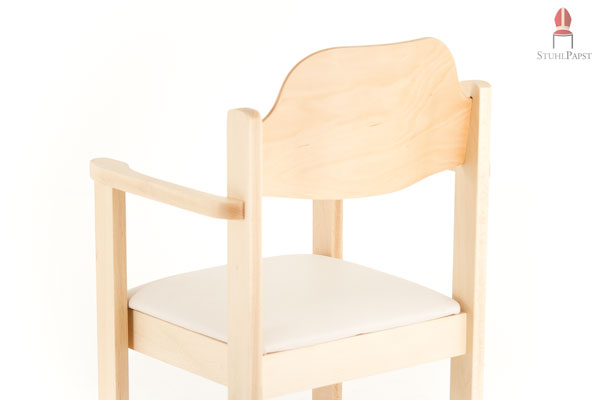 Auch ein schöner Rücken kann entzücken, denn der Holzstuhl ist von jeder Seite tadellos schön