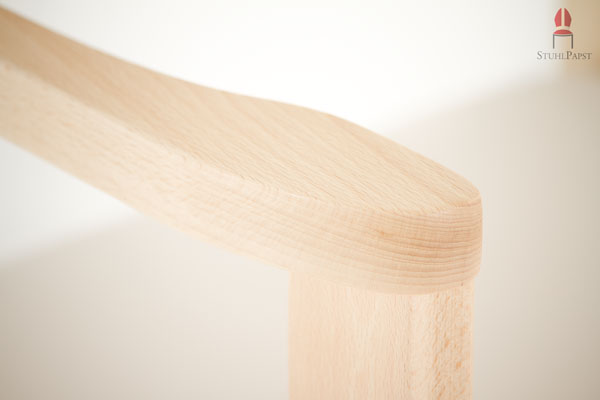 Das Massivholz der Armlehnen