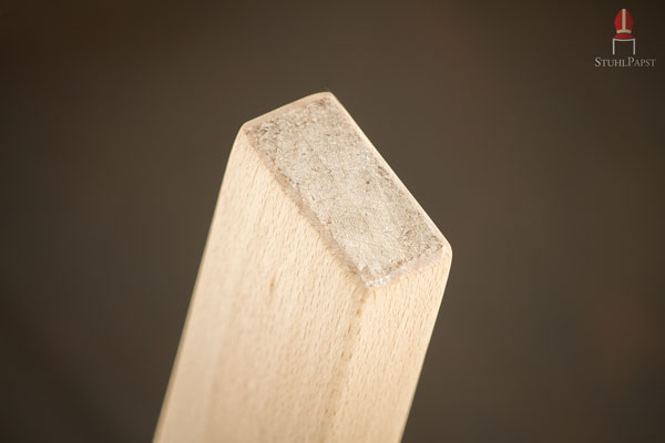 Gerade und geschliffene Kanten an den Stuhlfüßen sorgen für ein standfestes Sitzvergnügen
