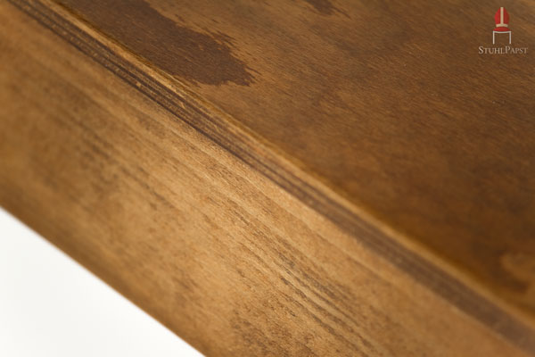 Die Jahresringoptik verleiht den Holzstühlen ein natürliches Aussehen