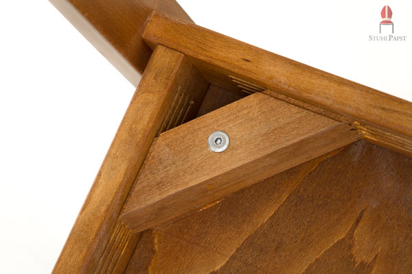 Sitzfläche und Querstreben sind fest miteinander verschraubt und sorgen für Halt und Langlebigkeit