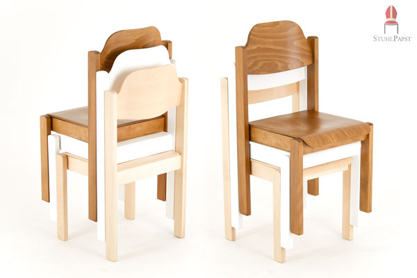 Stapelbarkeit bei Holzstühlen ist immer ein guter Aspekt um schnell und effizient Platz zu schaffen