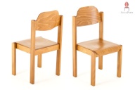 Robuste Holzstühle aus massivem Holz sorgen für wohnliche Atmosphähre und natürlichem Charme