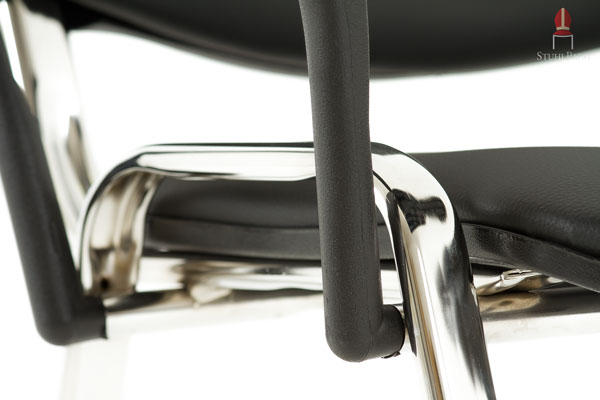 Das geschwungene Gestell besteht aus robustem Material und sorgt für höchste Stabilität